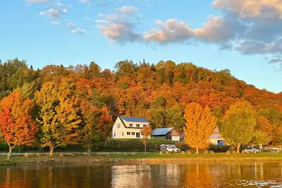 Image de Brand New 4 Bedroom Lake House/Farm House