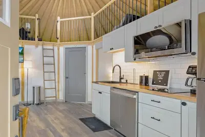 Image de Gentry: Luxe Yurt-Cabin | Canyon Lake | Hot Tub