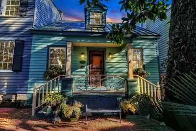 Image de Historic 3br/3ba+Parking Jones St- Walk Everywhere!