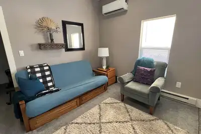 Image de 1 Bed 1 Bath Cozy Apartment Ne Cr Close to Coe College and Mt. Mercy University