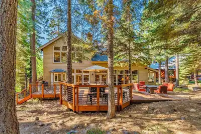 Image de Luxury 3bed/3bath house in Truckee -10 guests - near 4 ski resorts. Pet friendly
