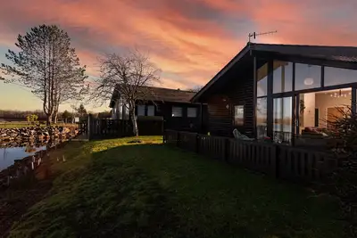 Image de Sandmartin Lodge a lakeshore haven @ Pine Lake Resort