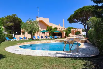 Image de Escape to this 5-bedroom villa in the heart of the Algarve