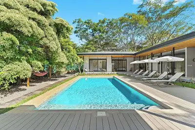 Image de Special offering price! Exquisite 4 br villa w\/private pool in gated community!