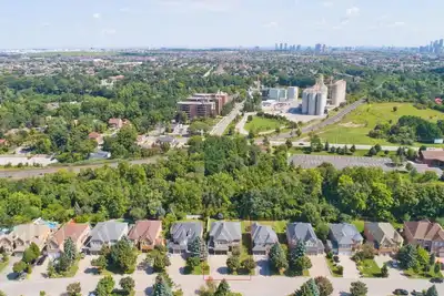 Image de Prestigious Multi-Level Executive Home
