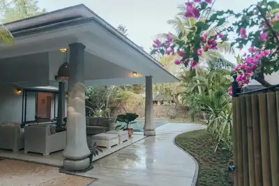 Image de Villa d’Exception avec Accès Privé à la Plage.