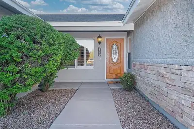 Image de Enjoy the tropical vibes in Scottsdale's Tropical Tranquility