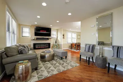 Image de Modern & Cozy 4 Bedroom, 6 Tv's, Ms. Pacman, Walk to Starbucks!