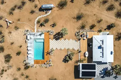 Image de Massive Pool, Spa, 6 Acres