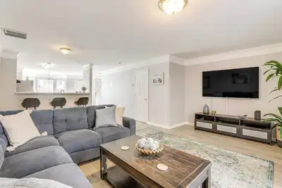 Image de 8 Mi to Downtown: Atlanta Townhome!