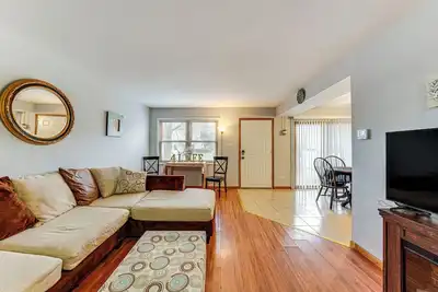 Image de 3 Mi to Credit Union 1 Amphitheatre: Suburban Stay