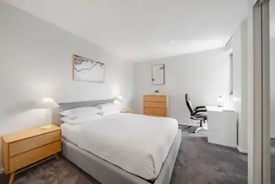 Stylish 1-Bed Flat with Pool, Bbq & Sauna Access