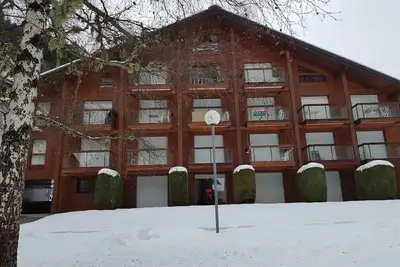 Image de Studio Cabine au pied des telecabines, à côté du parc de loisirs