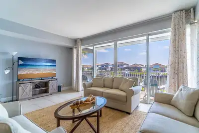 Image de Newly Listed 3 bedroom Little Harbor End Unit | Stunning canal views from the living room & master!