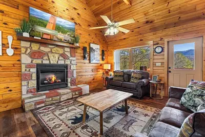 Image de Peaceful Cabin with Games, Fire Pit & Hot Tub