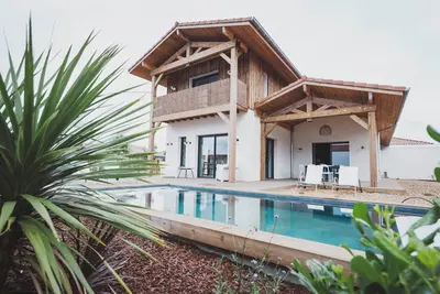 Image de Superbe villa avec jardin, piscine chauffée, climatisation!