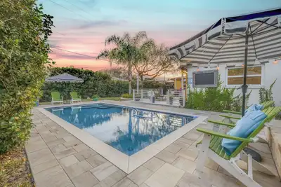 Image de Welcome to Jax Beach! This 4 bedroom fully renovated home will make you never want to leave