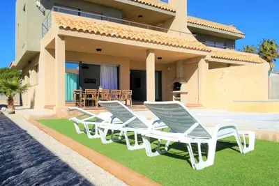 Image de Villa avec Piscine Privée à 100m de la Mer, Confort et Équipements Complet pour Familles et Groupes