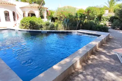 Image de Charmante villa rustique avec piscine salée, près des criques, Wi-Fi et SmartTV