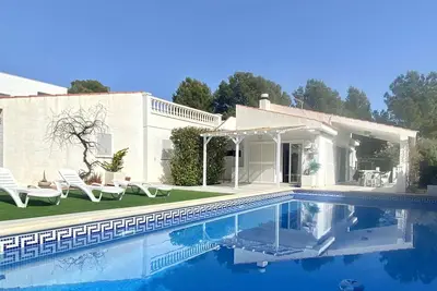Image de Villa avec piscine privée à 300m de la mer, proche plage et port, jardin, Bbq et Tv chaînes françaises