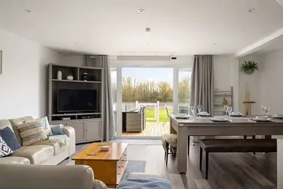 Image de Green Haven | Cotswold Lakehouse + Games + Views