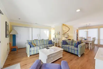 Image de New Listing 2025! <br>Welcome to your perfect family getaway at Sea Colony West! A cozy 3 bedroom, 2. 5 bath townhouse directly across from the tennis courts. $300 Free activities with every reservation!