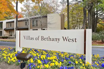 Image de New Listing 2025! Relax and enjoy a peaceful oasis with easy access to the Beach! Welcome to SEAbatical, an upgraded 2-bedroom, 2 bath townhouse