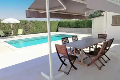 Image de Maison confortable avec piscine à très courte distance de la plage.
