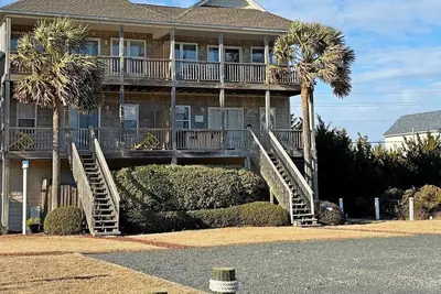 Image de Close Enough - Dog Friendly, Oceanview, Hot Tub, Steps to the Atlantic Ocean