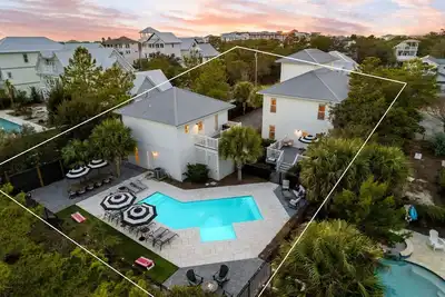 Sleeps 21! Private Pool, Game Room, Bikes, & Carriage House!