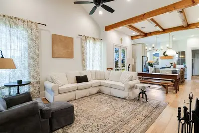 Image de New-Cajun Country Retreat-2 Kings-Patio-Arcade-Lux