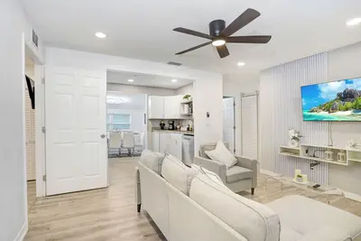 Image de Jacuzzi and Golf Home/ 8 min to the Beach!