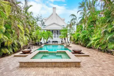 Image de Escape to The Big Dipper: Siesta Key Canal Front Home with Pool & Private Dock!