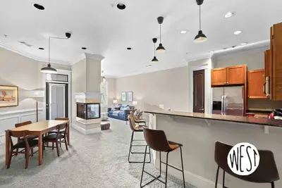 Image de Spacious Midtown Condo!