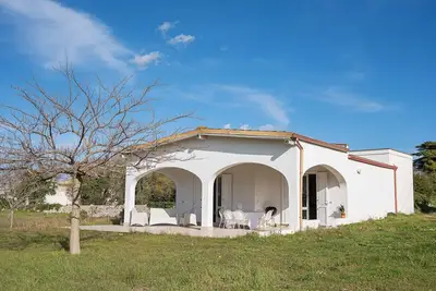 Image de Elegant cottage nestled in the countryside within walking distance of the crystal clear sea