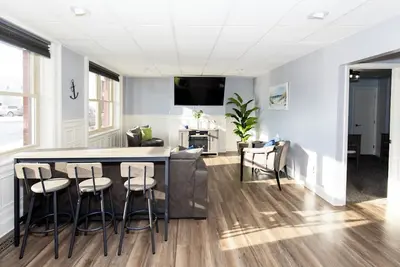 Image de Upgraded Downtown Sandusky Apartment - Sleeps 5!
