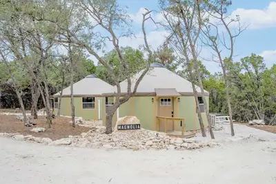 Image de Magnolia Family Yurt Cabin - Hot Tub, Loft, Full Kitchen & Bath