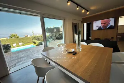 Image de Oasis Élégante avec Piscine de Luxe – Vue Panoramique!