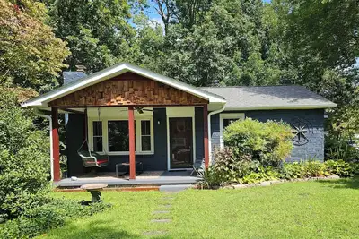 Image de Cozy Cottage - Walk to Town