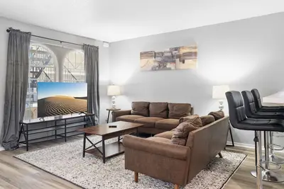Image de Spacious 3br/2ba next to Ut 3960