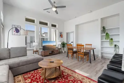 Image de Luxury 2bd/2ba Next to Airport 0838