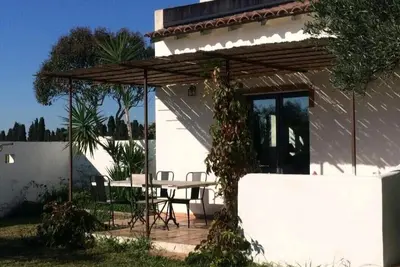 Image de Philomène\n\nJolie petite maison, au milieu de la verdure avec vue sur la piscine.
