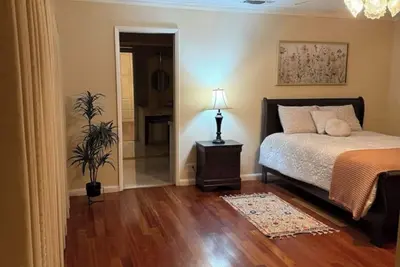 Image de Embrace Warmth &Comfort in Picture Perfect Home