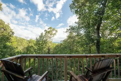 Image de Treetop Retreat - Cabin near Pigeon Forge w/W&D - Stay w/9yr Professional Host