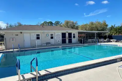 Image de 1st Floor Lakefront 2bd 2ba Condo in Lake Suzy Beautiful Views and Heated Pool