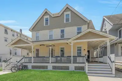 Image de 20-22 Grover's Ocean, spacious 10 bedroom home w / central Ac, 1 block to beach!