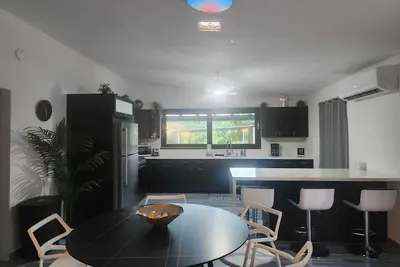 Image de Rainforest Serenity Home- Charming 3-bedroom home in Río Grande, WiFi, Ac & Pool