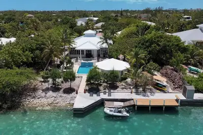 Image de Home away from home in a tropical Paradise in Leeward Settlement!