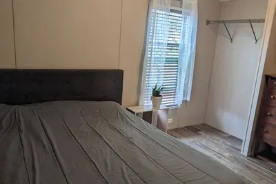Image de 2-Bedroom Farmhouse- A Retreat with Close by Amenities - Wi-Fi & Ac