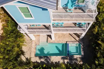 Image de 7-bedroom-6. 5 baths-Free Golf Cart-Heated Pool-Near Beach-Water Views-Roof Deck